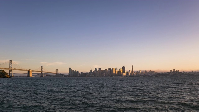 从白天到夜晚的旧金山市中心时间流逝与旧金山-奥克兰海湾大桥，加利福尼亚州，美国视频素材
