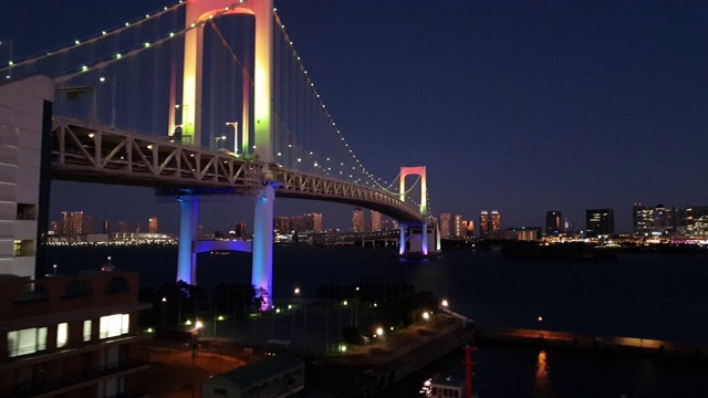 日本东京夜间到台场岛的4K火车。视频下载