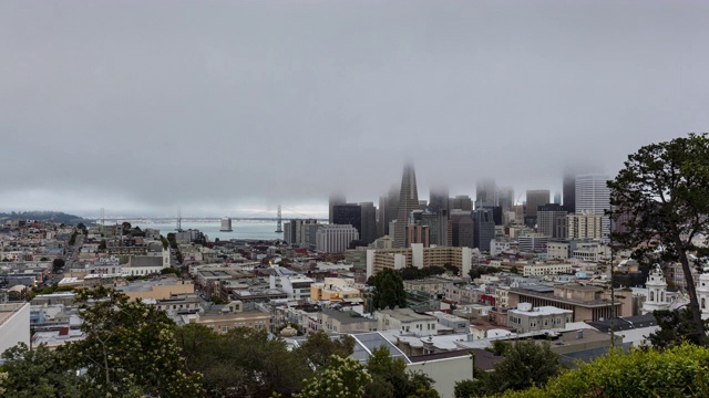 从白天到夜晚的时间流逝，笼罩在雾中的旧金山市中心，旧金山，加利福尼亚，美国视频素材