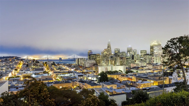 从白天到夜晚的时间流逝，笼罩在雾中的旧金山市中心，旧金山，加利福尼亚，美国视频素材