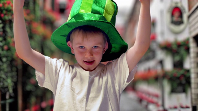 圣帕特里克节上戴着爱尔兰绿色帽子的男孩视频下载