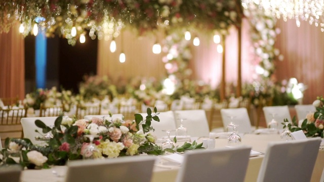 在婚宴上为一大群人用鲜花装饰餐桌视频素材