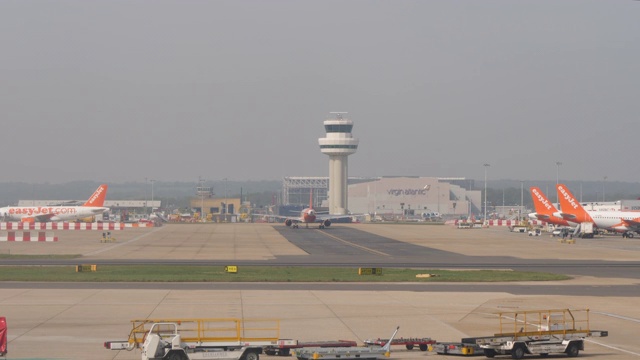 伦敦盖特威克机场LGW跑道，飞机在繁忙拥挤的机场中滑行，等待起飞和降落。显示各种小型、中型和大型平面视频下载