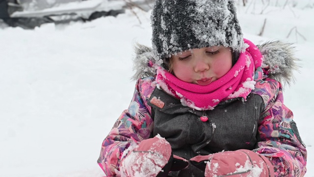 孙女肖像在雪山上玩冬季运动视频下载