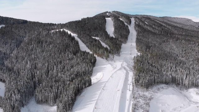 鸟瞰图滑雪者去滑雪胜地滑雪缆车附近的滑雪斜坡。Bukovel视频下载