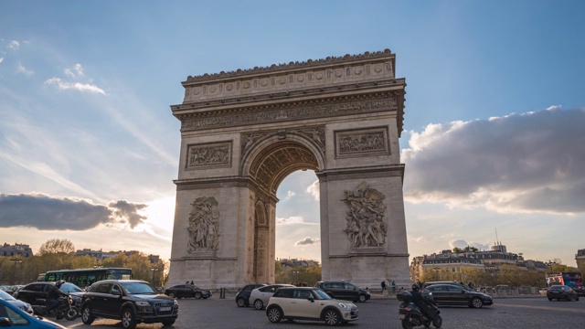 法国巴黎时间流逝4K，城市天际线日落时间流逝在凯旋门和香榭丽舍大道视频素材