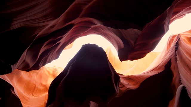 羚羊峡谷与波浪形和光滑的石墙橙色转弯的地方视频素材