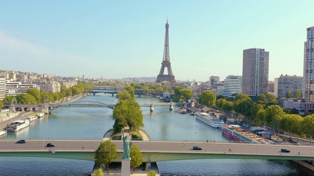 2019年5月，法国巴黎——无人机俯瞰埃菲尔铁塔和历史名城中心的塞纳河。视频素材
