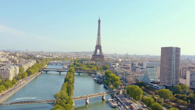 2019年5月，法国巴黎——无人机俯瞰埃菲尔铁塔和历史名城中心的塞纳河。视频素材