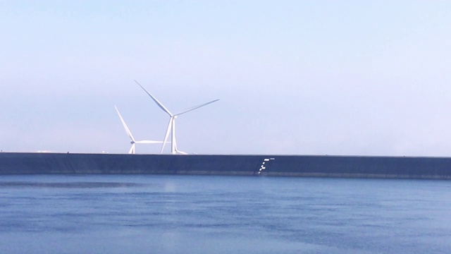 大坝上的风力涡轮机视频素材