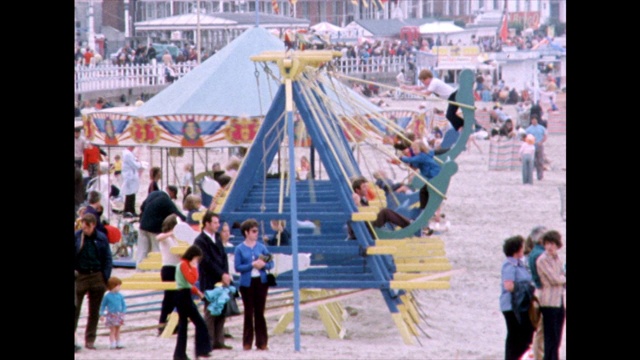 英国韦茅斯海滩游乐场上的孩子们;1975视频下载