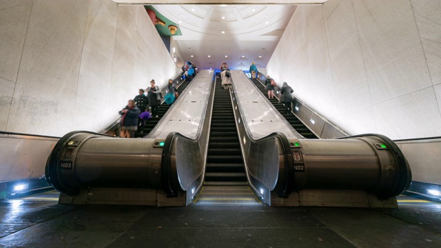 时光流逝:美国华盛顿特区地铁站内拥挤的行人视频素材