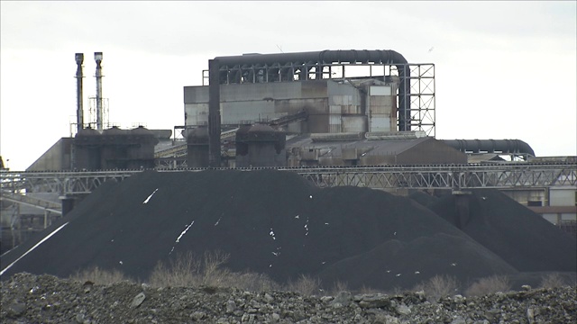 工厂外的煤堆视频素材