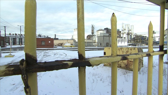 用铁链锁住围栏的废弃工厂视频素材