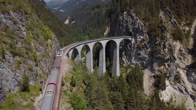 瑞士格劳宾登著名的Landwasser高架桥(Landwasserviadukt)上火车的空中全景图。视频素材