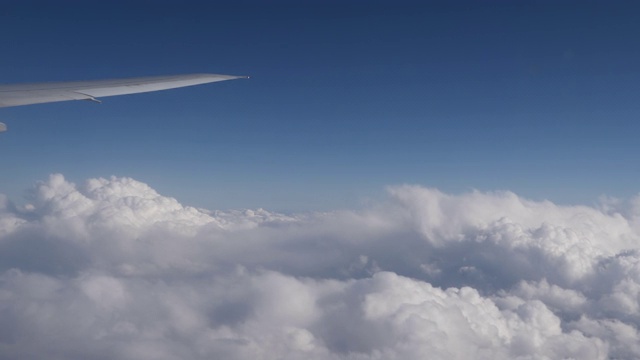 全4k 10Bit视图的飞机机翼，飞机巡航刚刚高于云层水平。复制空间干净的广角场景视频素材