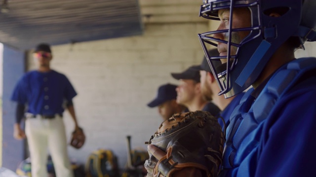 棒球运动员在穿他的装备视频下载