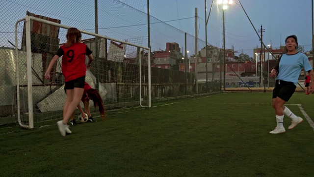 西班牙女足球运动员在黄昏时踢足球的慢动作录像视频素材