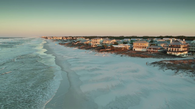 早晨的阳光照耀在白色的沙子和房子格雷顿海滩，佛罗里达-无人机拍摄视频素材