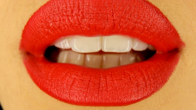 女人的嘴唇用红色的口红和亲吻手势视频素材