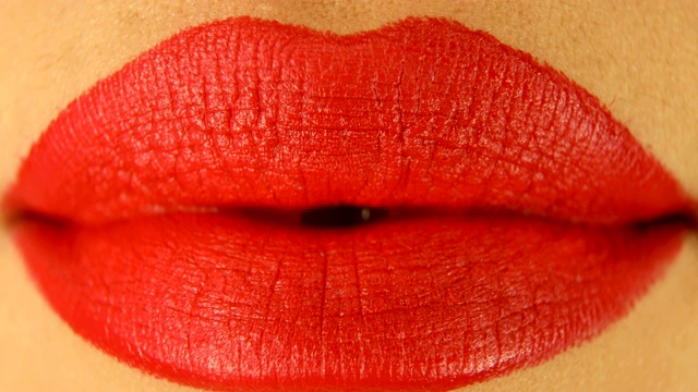 女人的嘴唇用红色的口红和亲吻手势视频下载