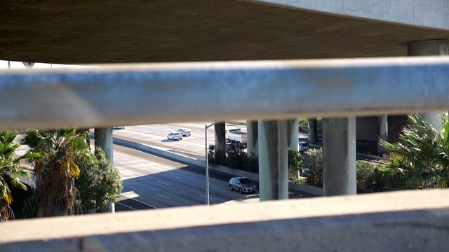 在加州的高速公路上开车，慢镜头180帧/秒视频素材