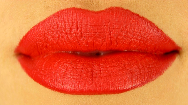 女人的嘴唇用红色的口红和亲吻手势视频素材