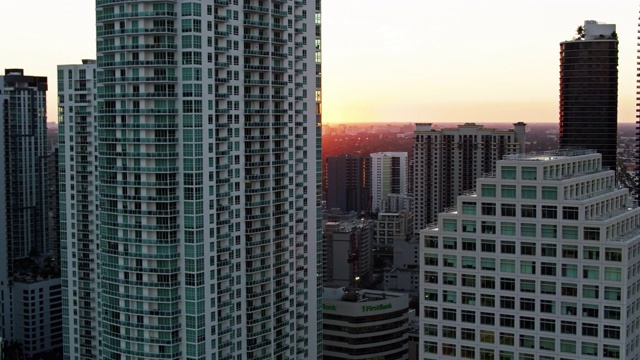 太阳击中地平线后面的公寓大楼在布里克尔，迈阿密在日落-空中视频素材