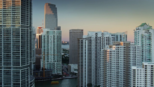 公寓大厦和办公大楼在Brickell Key和Brickell，迈阿密日落-空中视频素材