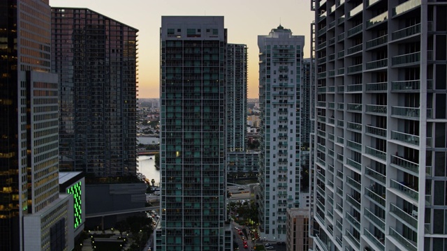公寓大厦在Brickell Key，迈阿密黄昏-空中视频素材