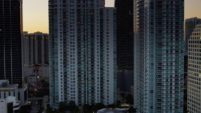 日落时分迈阿密的办公大楼-无人机拍摄视频素材