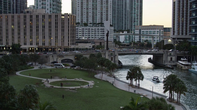 布里克尔基公园和桥在迈阿密日落-无人机拍摄视频素材