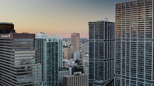 森林的公寓大厦和办公大楼在布里克尔，迈阿密在日落-无人机拍摄视频素材