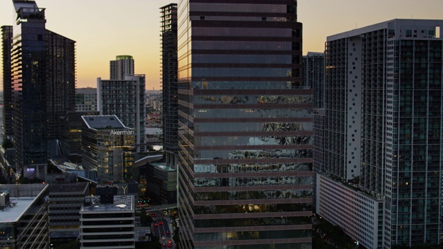 日落时分，无人机飞过迈阿密办公楼视频素材