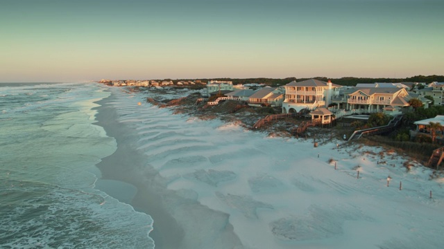 无人机在佛罗里达州格雷顿海滩的村庄和州立海滩上空飞行视频素材