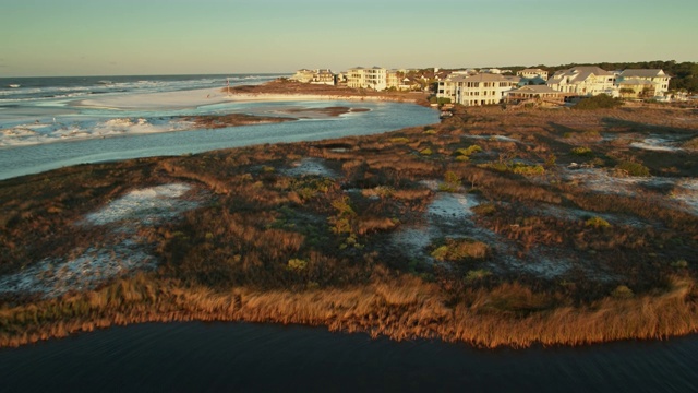 佛罗里达州格雷顿海滩的草皮沙丘和房子上的清晨阳光视频素材