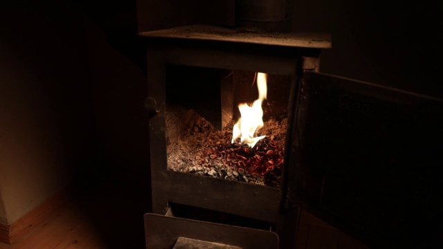 火在黑色的小铁炉中燃烧。传统阿塞拜疆坚果炉。特写照片与选择焦点视频下载