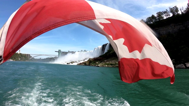 尼亚加拉大瀑布和加拿大国旗视频素材