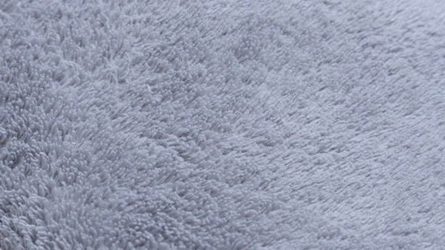 缓慢倾斜在变暖的聚酯羊毛织物银色纹理4K视频素材