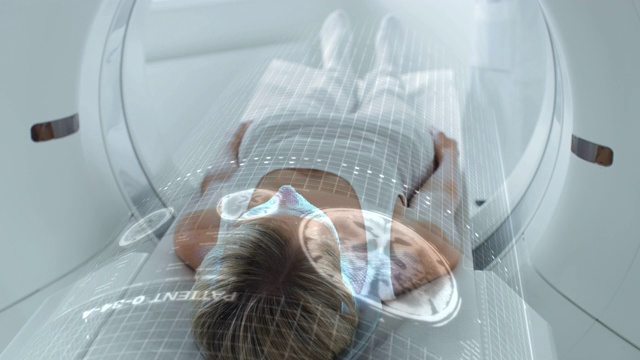 躺在CT或PET或MRI扫描床上的女性患者，在机器扫描她的大脑和重要参数时移动。医用实验室高科技设备的视觉特效增强现实概念。视频下载