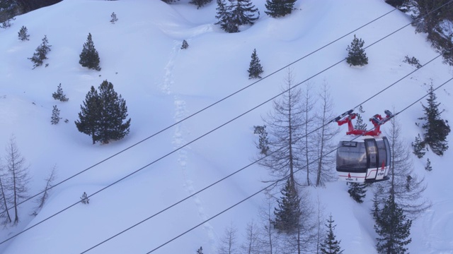 在法国拉普莱涅的滑雪缆车上拍摄的无人机特写视频素材