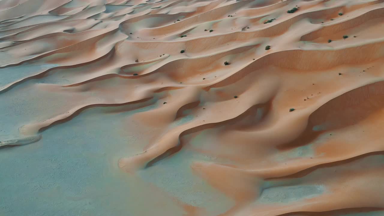 航拍视频显示，阿拉伯联合酋长国阿布扎比的一个沙丘边缘出现了令人难以置信的狂风图案视频下载