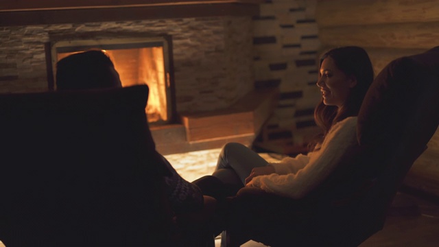 男人和女人在壁炉旁休息视频素材