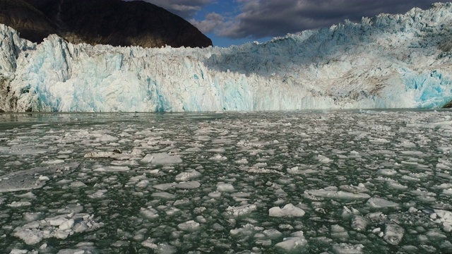 鸟瞰图的道斯冰川在恩迪科特臂，阿拉斯加东南部视频下载