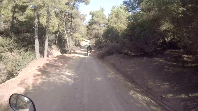 两对夫妇在希腊斯凯洛斯的一条土路上开着摩托车。视频下载