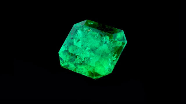 祖母绿晶体天然宝石首饰，石质优质视频素材