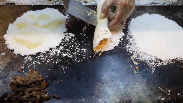 在巴西的街市上准备木薯粉视频素材