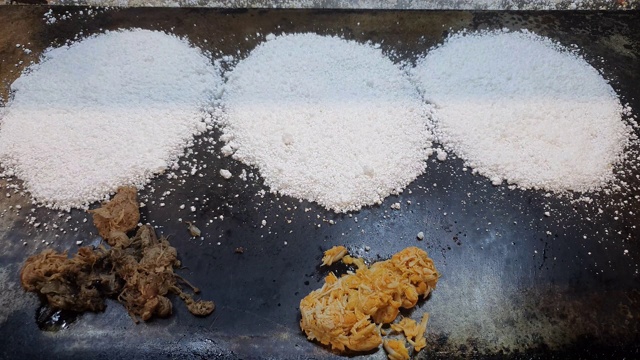 在巴西的街头市场上准备木薯粉视频素材