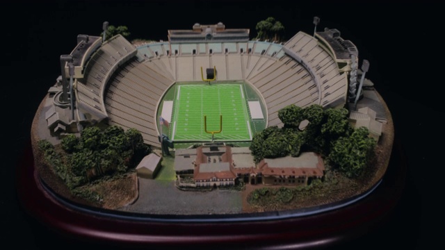 微型足球场/体育场无人机/运动滑块跟踪和多莉从高空拍摄/ 2个不同的镜头视频素材