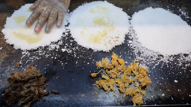 在巴西的街头市场上准备木薯粉视频素材